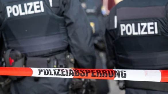 Polizisten stehen hinter einem Polizei-Flatterband. - &copy; Hannes P. Albert/dpa