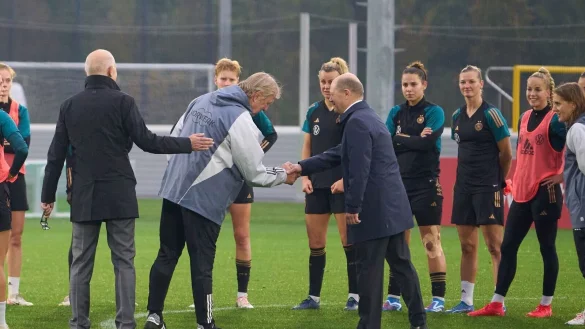 Bundeskanzler Olaf Scholz besuchte die DFB-Frauen beim Training in Frankfurt am Main. - &copy; Thomas Frey/dpa