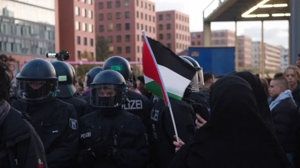 Polizisten sind am vergangenen Sonntag bei einer verbotenen Pro-Pal&auml;stina-Demonstration am Potsdamer Platz in Berlin im Einsatz. - &copy; Paul Zinken/dpa