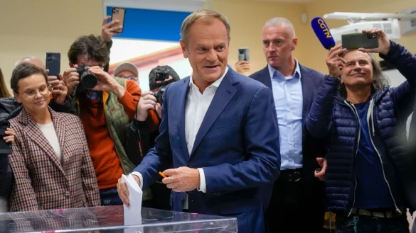 Donald Tusk (M), Oppositionsf&uuml;hrer von Polen, bei der Stimmabgabe f&uuml;r die Parlamentswahl. - &copy; Petr David Josek/AP/dpa