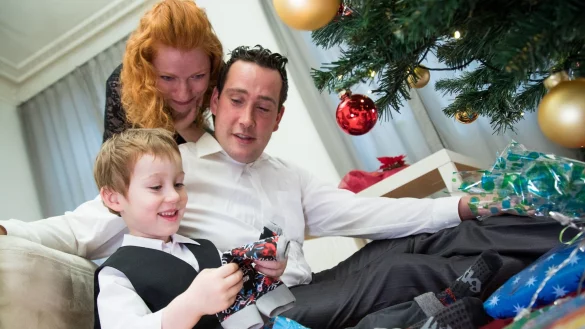 Auch eine Kleinigkeit zu Weihnachten kann leuchtende Kinderaugen ausl&ouml;sen. Dann bleibt vielleicht noch ein wenig Geld &uuml;brig, das sich f&uuml;rs Kind investieren l&auml;sst. - &copy; Christin Klose/dpa-tmn