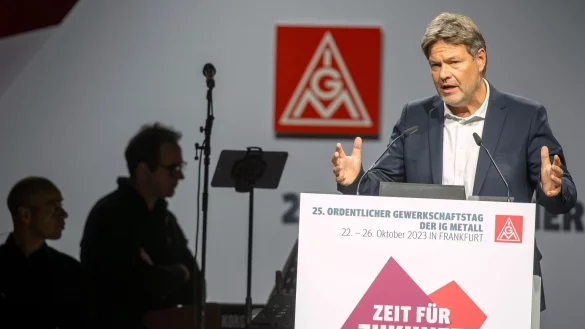 Robert Habeck spricht bei der Er&ouml;ffnung des Ordentlichen Gewerkschaftstags der IG Metall. - &copy; Helmut Fricke/dpa