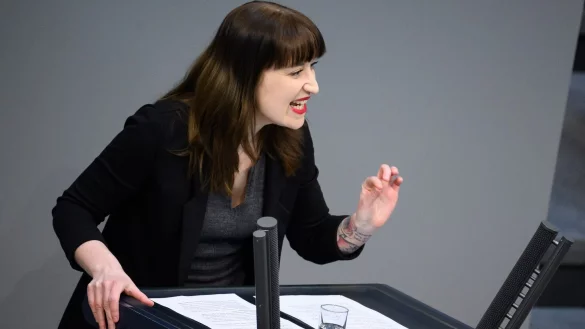 Linken-Politikerin Heidi Reichinnek w&auml;hrend ihrer Rede im Deutschen Bundestag. - &copy; Bernd von Jutrczenka/dpa