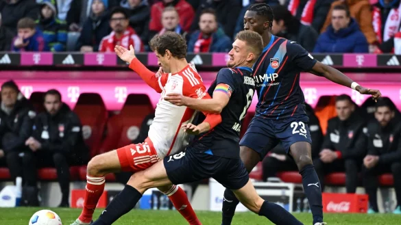 Verbrachte seine gesamte bisherige Profikarriere beim FC Bayern: Thomas M&uuml;ller (l). - &copy; Sven Hoppe/dpa