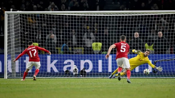 Deutschlands Torwart Kevin Trapp kann den Elfmeter von Yusuf Sari von der T&uuml;rkei nicht halten. - &copy; Federico Gambarini/dpa