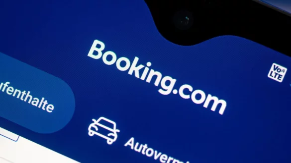 Die App des Reisebuchungsportals Booking.com auf einem Smartphone - © Fabian Sommer/dpa