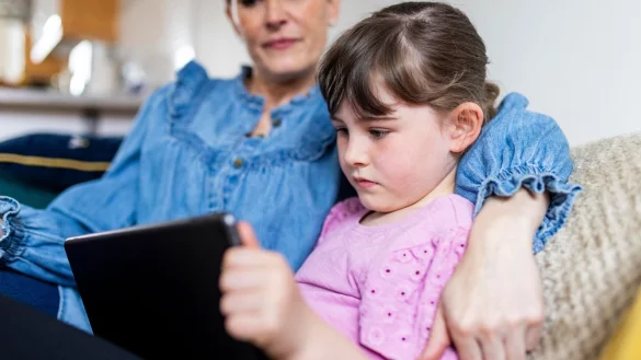 Eltern sollten die Gef&uuml;hle des Kindes ernstnehmen und sie nicht mit den Sorgen allein lassen. - &copy; William Perugini/Westend61/dpa-tmn