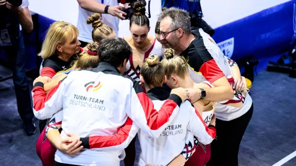 Deutschlands Bundestrainer Gerben Wiersma (r) spricht zu den Turnerinnen. - &copy; Tom Weller/Deutscher Turner-Bund/dpa