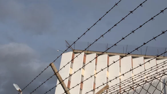 Ein Stacheldrahtzaun umz&auml;unt das Gel&auml;nde einer Justizvollzugsanstalt - &copy; Bernd Wei&szlig;brod/dpa/Symbolbild