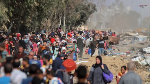 Pal&auml;stinenserinnen und Pal&auml;stinenser laufen von der Stadt Gaza Richtung S&uuml;den, um sich dort vor israelischen Angriffen in Sicherheit zu bringen. - &copy; Rizek Abdeljawad/XinHua/dpa