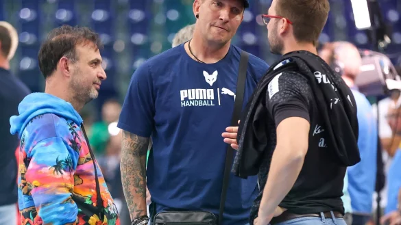 Haben ihre Vertr&auml;ge verl&auml;ngert: F&uuml;chse-Sportvorstand Stefan Kretzschmar (M) und Trainer Jaron Siewert (r) mit Manager Bob Hanning. - &copy; Jan Woitas/dpa