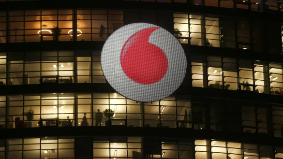 Das Logo an der Unternehmenszentrale von Vodafone GmbH. - &copy; picture alliance / Ina Fassbender/dpa/Archivbild