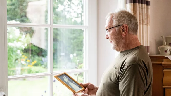 M&auml;nner werden nach dem Tod der Partnerin von befreundeten Paaren weniger als Bedrohung f&uuml;r die eigene Beziehung gesehen. - &copy; Benjamin Nolte/dpa-tmn