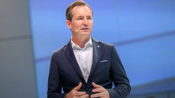 Der VW-Markenchef Thomas Sch&auml;fer begr&uuml;ndet die Einstellung des Modells Up mit neuen Regeln f&uuml;r die Cybersecurity in Neuwagen. - &copy; Julian Stratenschulte/dpa