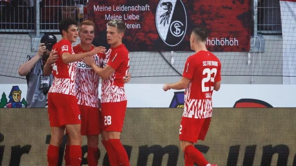 Die Spieler des SC Freiburg bejubeln das 2:0 durch Philipp Lienhart (2.v.l.). - &copy; Philipp von Ditfurth/dpa