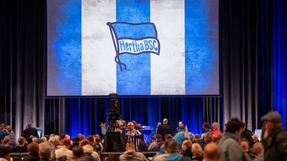 Mehr als 1600 Herthaner nahmen an der Mitgliederversammlung des Vereins teil. - &copy; Monika Skolimowska/dpa