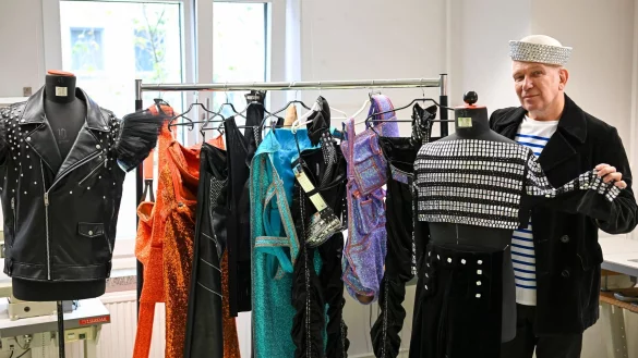 Der Modedesigner Jean Paul Gaultier pr&auml;sentiert Kost&uuml;me f&uuml;r die neue Show im Berliner Friedrichstadt-Palast. - &copy; Jens Kalaene/dpa