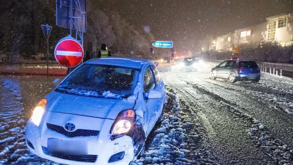 Ein Auto steht nach einem Verkehrsunfall am Stra&szlig;enrand. - &copy; Kai Osthoff/dpa