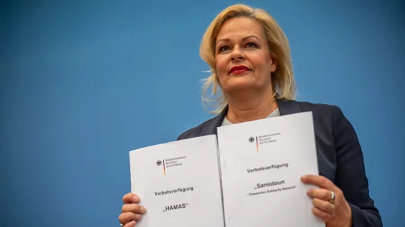 Bundesinnenministerin Nancy Faeser pr&auml;sentiert die Verbotsverf&uuml;gungen f&uuml;r Hamas und Samidoun. - &copy; Michael Kappeler/dpa