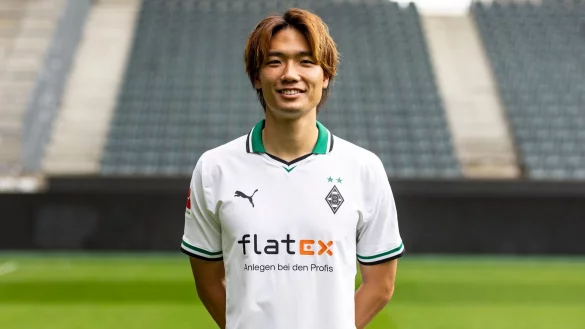 Ko Itakura beim Fototermin f&uuml;r Borussia M&ouml;nchengladbach. - &copy; Christian Verheyen/Borussia M&ouml;nchengladbach/dpa