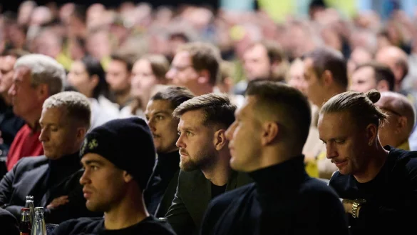 Die BVB-Spieler bei der Mitgliederversammlung in Dortmund. - &copy; Bernd Thissen/dpa