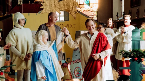 Till (Marinus Hohmann, l-r), Vera (Sybille Waury), Hubert (Bernhard Ulrich), Gregor (Holger Matthias Wilhelm) und Lien (Nui Nguyen) beim Krippenspiel in Folge "Stern über Lansing" der Serie "Dahoam is Dahoam". - © Nadya Jakobs/BR/ARD/dpa