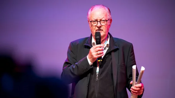 Stefan Paul bedankt sich f&uuml;r den Filmpreis der Stadt Hof. - &copy; Daniel Vogl/dpa