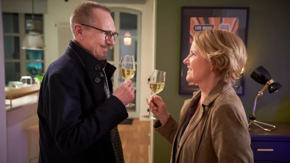 Marie Brand (Mariele Millowitsch) und Dr. Florian Groth (Stephan Bissmeier) kennen sich aus alten Zeiten. - &copy; Guido Engels/ZDF/dpa