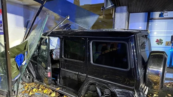 Ein Gel&auml;ndewagen steht in B&uuml;nde in einem zerst&ouml;rten Schaufenster. - &copy; Christian M&uuml;ller/Westfalennews/dpa