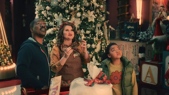Eddie Murphy als Chris Carver, Jillian Bell als Pepper und Madison Thomas als Holly Carver in einer Szene aus &laquo;Candy Cane Lane&raquo;. - &copy; Claudette Barius/Amazon Prime/dpa