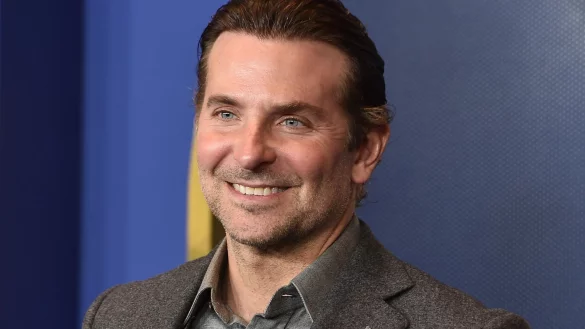 Bradley Cooper ist derzeit auf Werbetour f&uuml;r seinen neuen Film &laquo;Maestro&raquo;. - &copy; Jordan Strauss/Invision via AP/dpa