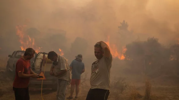 Die Bilder der Br&auml;nde auf Rhodos gingen um die Welt. - &copy; Petros Giannakouris/AP/dpa