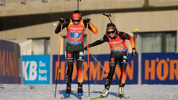 Marion Wiesensarter (r) bei der &Uuml;bergabe an ihre Teamkollegin Vanessa Voigt. - &copy; Matthias Schrader/AP/dpa