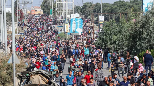 Pal&auml;stinensische Familien fliehen aus Gaza-Stadt und anderen Teilen des n&ouml;rdlichen Gazastreifens in Richtung der s&uuml;dlichen Gebiete. - &copy; Ahmed Zakot/SOPA Images via ZUMA Press Wire/dpa