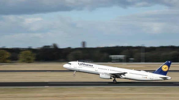 Ab Januar 2023: Lufthansa bietet kostenloses Messaging auf A320-Fl&uuml;gen mit WLAN f&uuml;r registrierte Passagiere. - &copy; Sina Schuldt/dpa/dpa-tmn