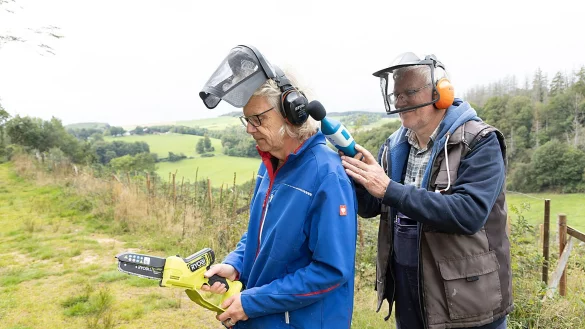 Mini-Kettens&auml;ge aber Maxi-Sound? Auch die Lautst&auml;rke der handlichen S&auml;gewerkzeuge wurde getestet. - &copy; Claudio Kalex/selbst ist der Mann/dpa-tmn