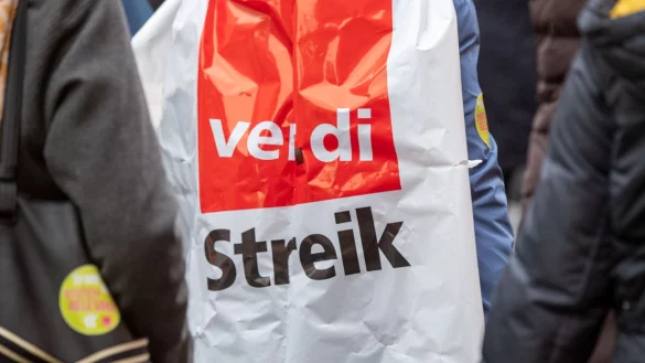 Beschäftigte nehmen an einem Warnstreik teil. - © Stefan Sauer/dpa/ZB/Symbolbild