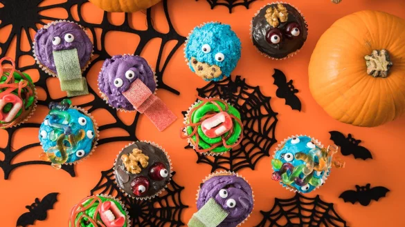 Da k&ouml;nnen sich kleine Halloweenj&uuml;nger schon im Vorfeld der Party kreativ austoben: Mit Frischk&auml;se-Frosting, Lebensmittelfarben und Zuckerdekor lassen sich putzige Monster-Muffins zubereiten. - &copy; Christin Klose/dpa-tmn