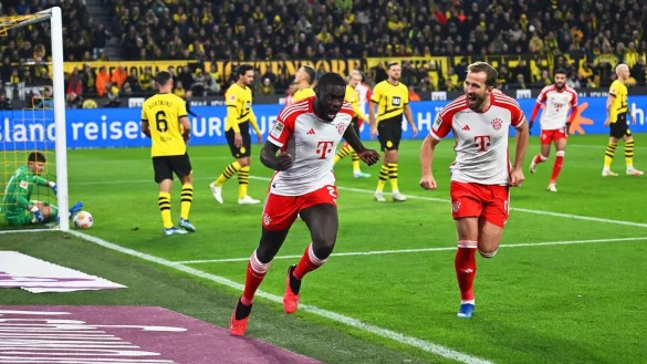 Dayot Upamecano (l) brachte die Bayern in Dortmund fr&uuml;h in F&uuml;hrung. - &copy; Bernd Thissen/dpa