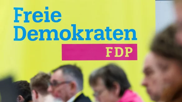 «Soll die FDP die Koalition mit SPD und Grünen als Teil der Bundesregierung beenden?» - Diese Frage sollen nun die FDP-Mitglieder beantworten. - © Friso Gentsch/dpa
