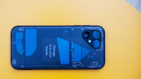 Schick transparent: Diese Gestaltungsvariante ist neu beim Fairphone 5 (Bild). Beim Vorg&auml;ngermodell gab es sie noch nicht. - &copy; Bernd Diekjobst/dpa-tmn