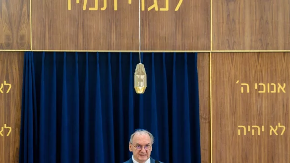 Sachsen-Anhalts Ministerpr&auml;sident Reiner Haseloff spricht bei der feierlichen Er&ouml;ffnung der Neuen Synagoge in Magdeburg zu den G&auml;sten. - &copy; Klaus-Dietmar Gabbert/dpa