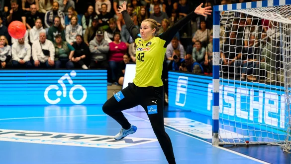 Deutschlands Torh&uuml;terin Katharina Filter &uuml;berzeugt beim WM-Sieg gegen Rum&auml;nien. - &copy; Marco Wolf/dpa