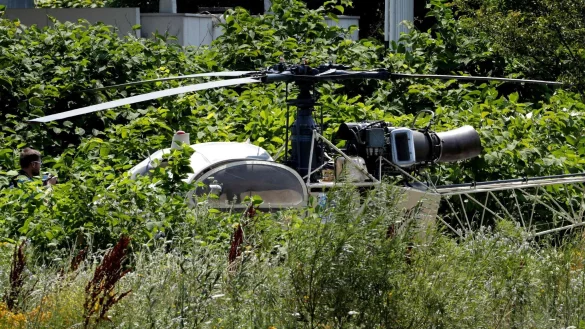 Ein Hubschrauber Alouette II, mit dem der Kriminelle Redoine Faid aus dem Gef&auml;ngnis geflohen ist, steht verlassen in der Landschaft. - &copy; Geoffroy Van Der Hasselt/AFP/dpa