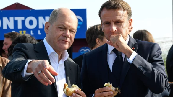 Bundeskanzler Olaf Scholz (SPD) und Frankreichs Pr&auml;sident Emmanuel Macron (r) essen an der Elbe in Hamburg-Blankenese Fischbr&ouml;tchen. - &copy; Fabian Bimmer/Reuters/Pool/dpa