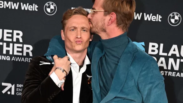 Nimmt Joko Winterscheidt (r) f&uuml;r eine Sendung den Moderationsjob ab: Schauspieler Matthias Schweigh&ouml;fer. - &copy; Felix H&ouml;rhager/dpa/Archiv