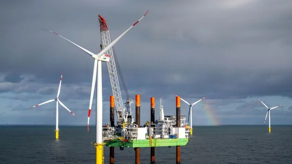 Das Offshore-Windkraftanlagen-Errichterschiff &bdquo;Thor&ldquo; im Windpark Riffgat, rund 15 Kilometer n&ouml;rdlich der Insel Borkum. Windpark Riffgat war der allererste kommerzielle deutsche Windpark in der Nordsee. - &copy; Sina Schuldt/dpa