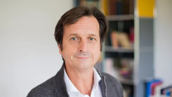 Stephan Gr&uuml;newald, Leiter des Rheingold Instituts, schaut in die Kamera. - &copy; Rolf Vennenbernd/dpa