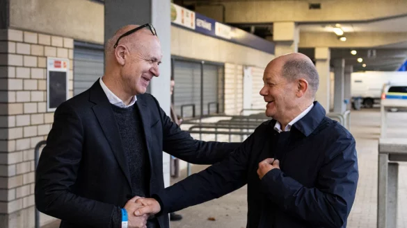 Bundeskanzler Olaf Scholz (r) stattet den DFB-Frauen einen erneuten Besuch ab. - &copy; Thomas Boecker/DFB/dpa