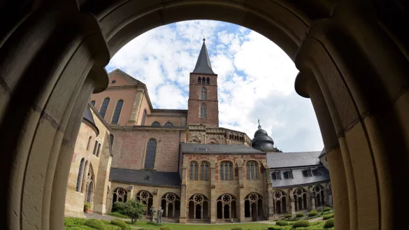 R&uuml;ckseite der Hohen Domkirche zu Trier und ein Teil des Kreuzgangs. - &copy; Harald Tittel/dpa